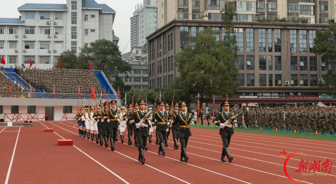 青春正步走丨吉首大学2026年学生军训成果展示暨总结表彰大会顺利举行