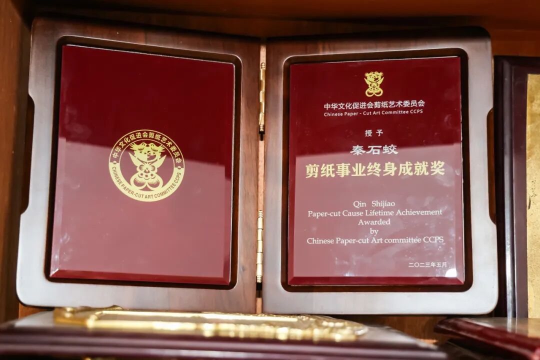【文艺3040】一剪一世界,六代纸上春——记剪纸艺术家秦石蛟