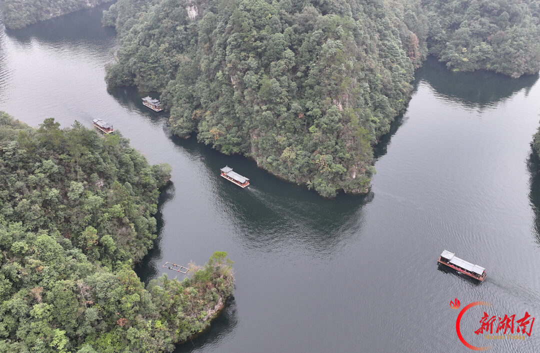 张家界宝峰湖景区秋游持续升温