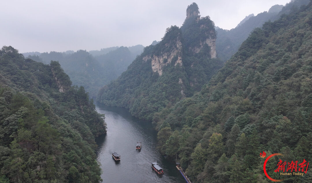 张家界宝峰湖景区秋游持续升温