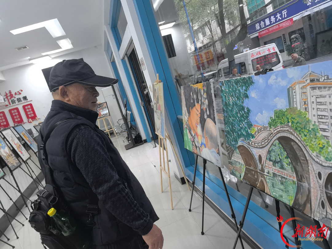 家门口的党群服务中心里,83岁老党员办起了画展