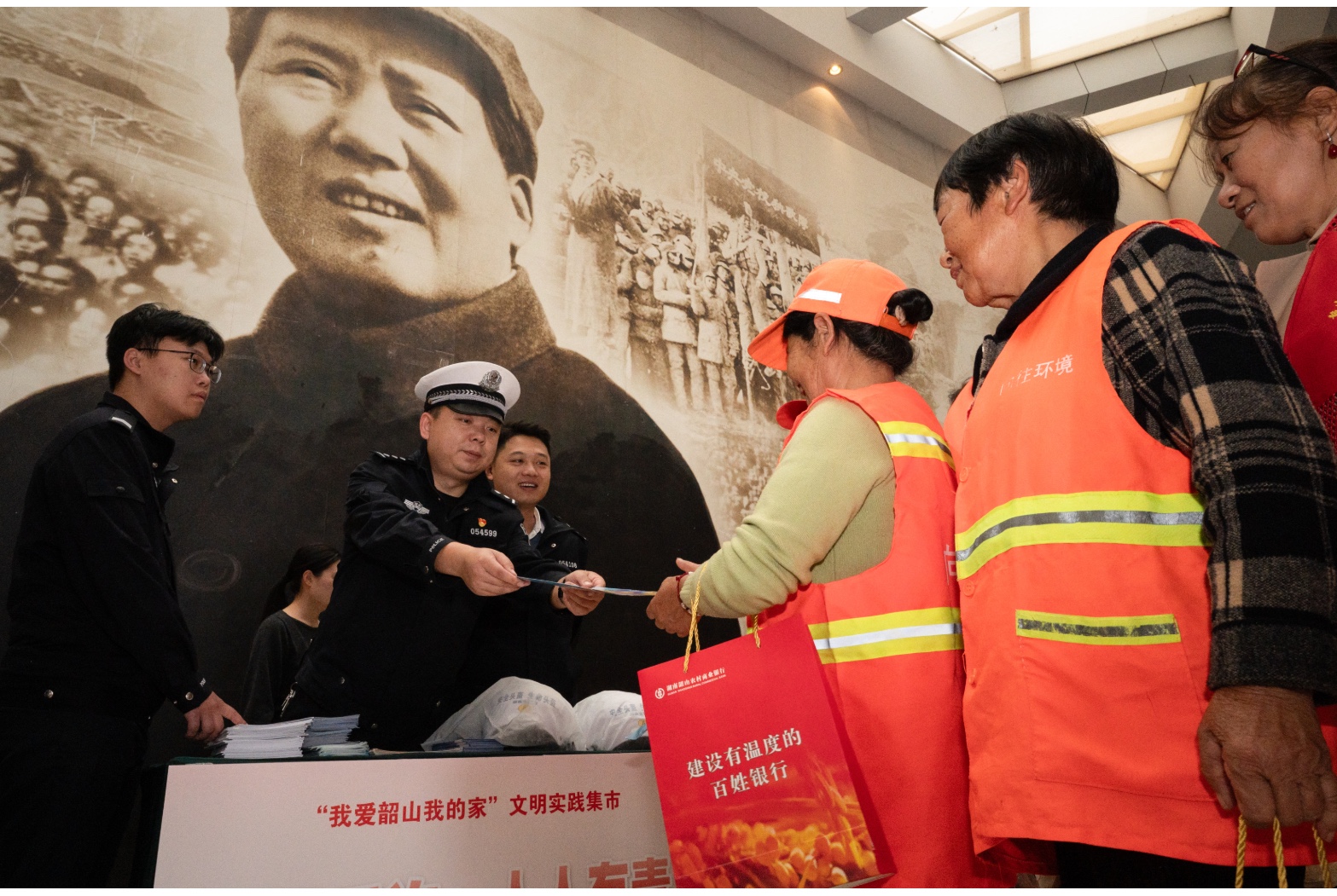 韶山市开展纪念中国工农红军长征胜利90周年光明影院公益放映活动