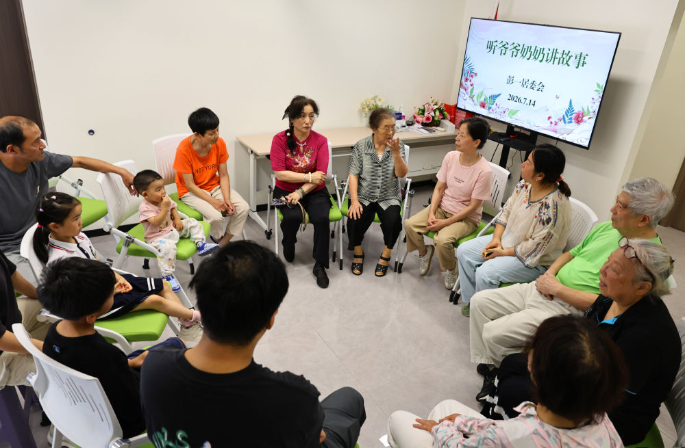 以习近平同志为核心的党中央引领新时代全面从严治党纪实