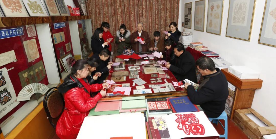 【文艺3040】一剪一世界，六代纸上春——记剪纸艺术家秦石蛟