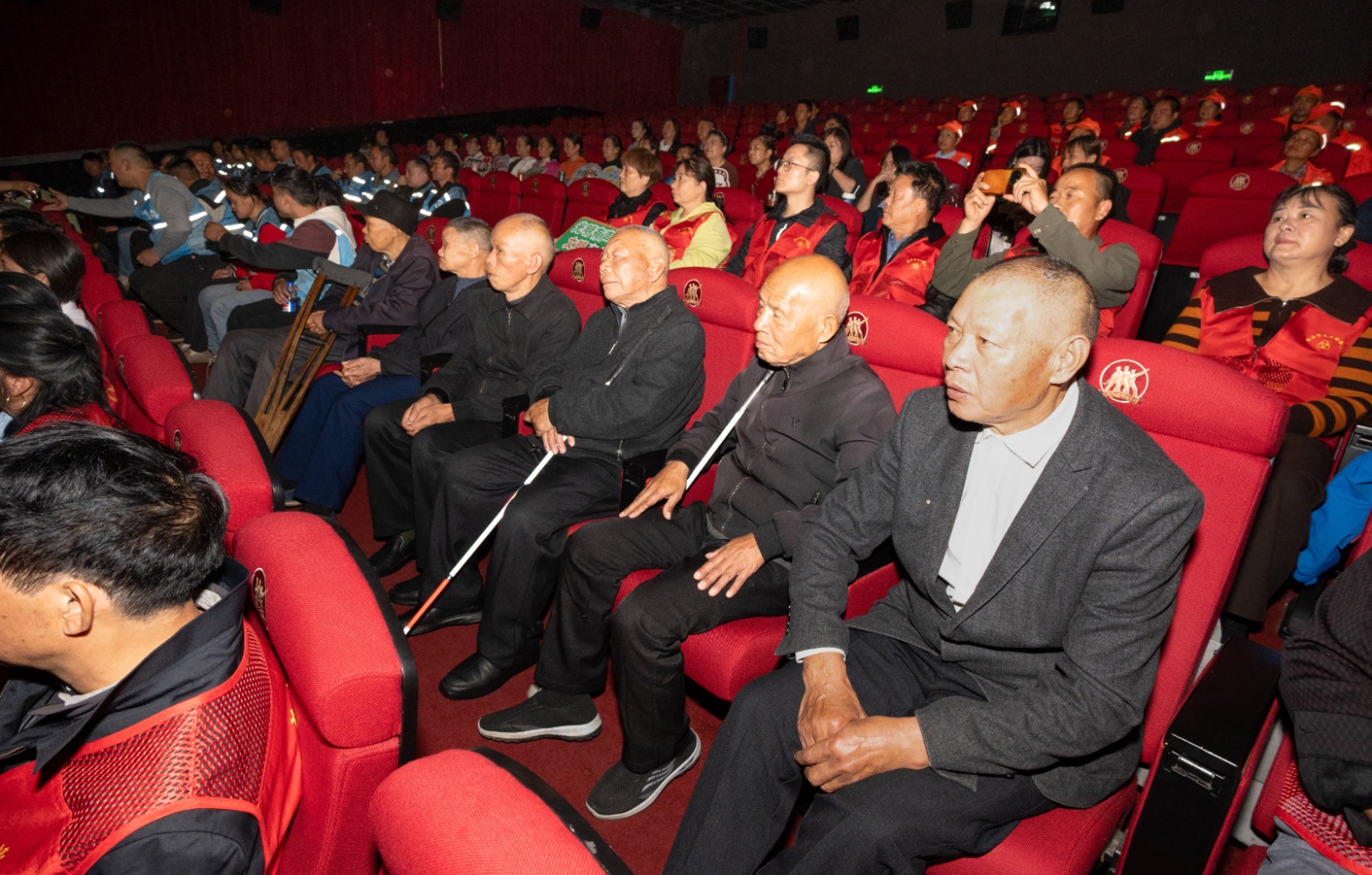 韶山市开展纪念中国工农红军长征胜利90周年光明影院公益放映活动