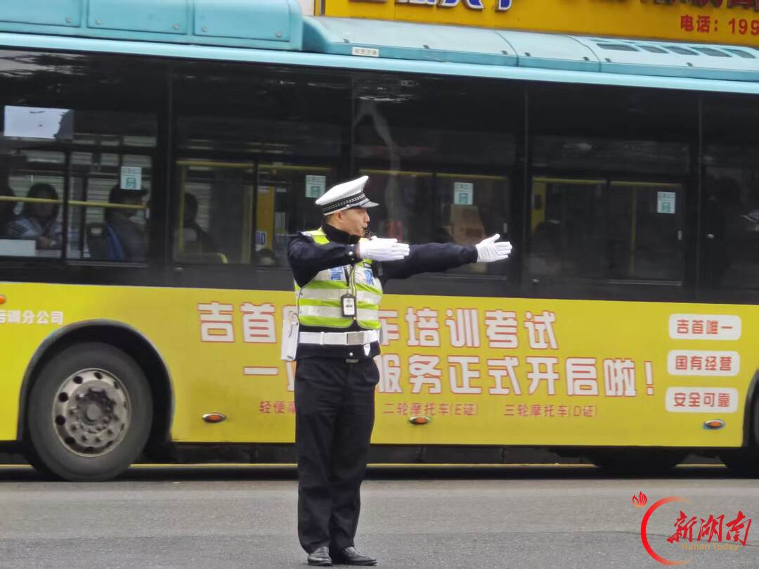 这些手势你认识吗?吉首公安举行交通指挥手势操比武竞赛