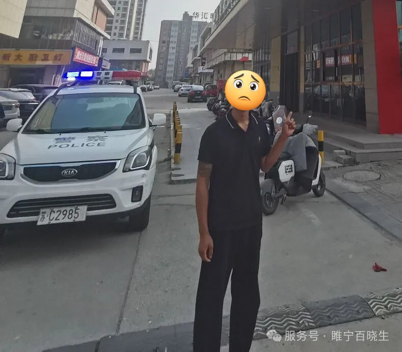 男子在理发店坐下时被硌了一下，发现竟是一只37.72克的金手镯，卖了31872元，已被刑拘