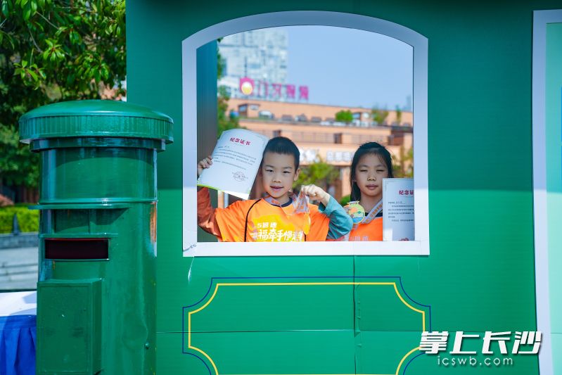 一家老小齐上阵，1500余人西湖畔享慢走时光