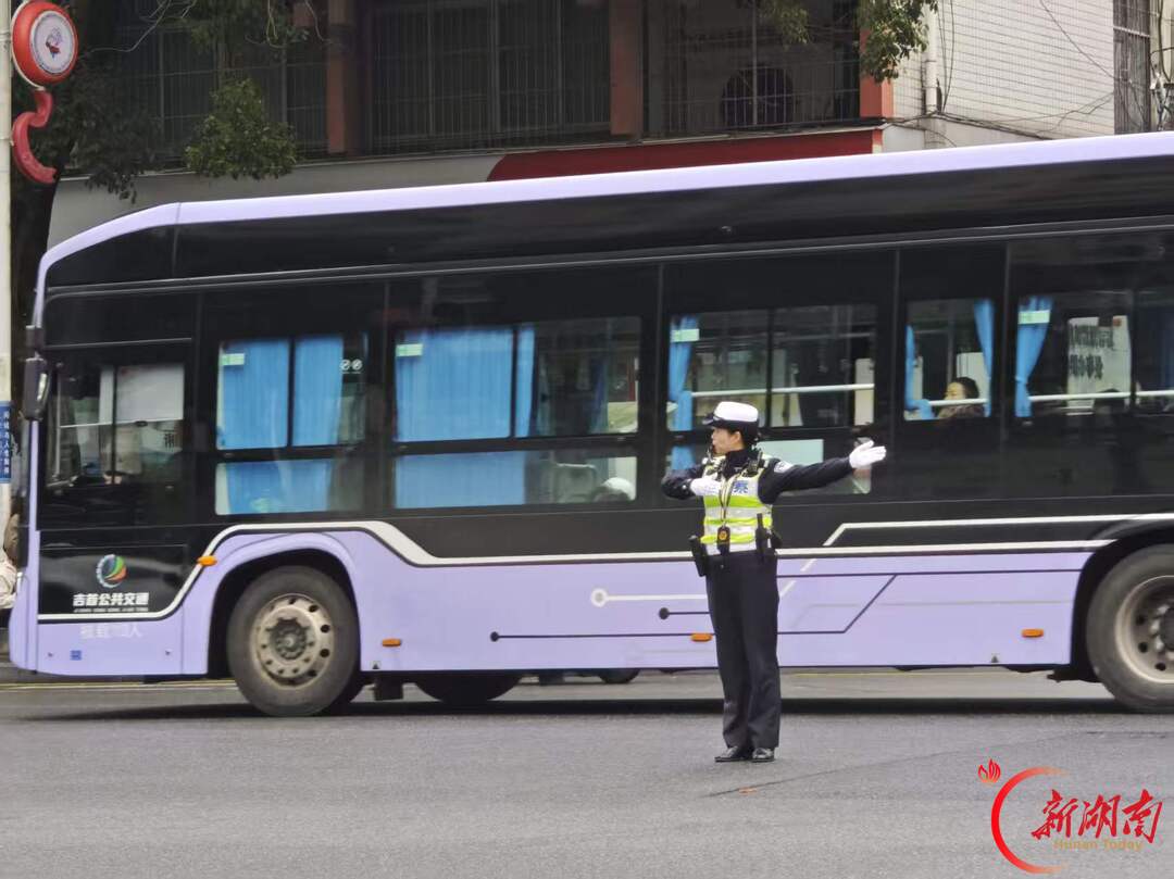 这些手势你认识吗?吉首公安举行交通指挥手势操比武竞赛