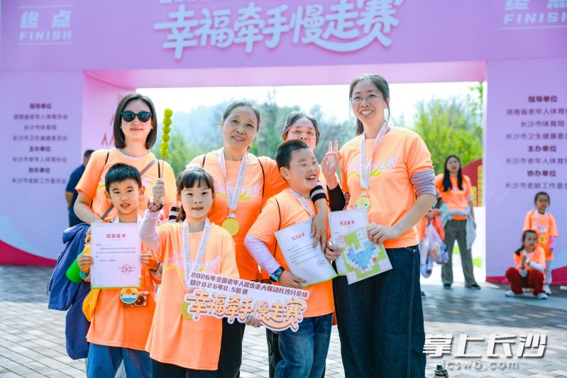 一家老小齐上阵，1500余人西湖畔享慢走时光