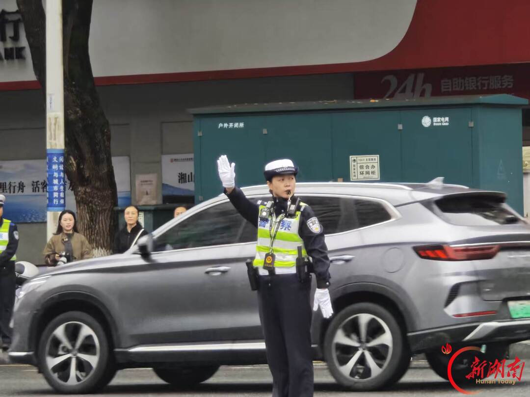 这些手势你认识吗?吉首公安举行交通指挥手势操比武竞赛