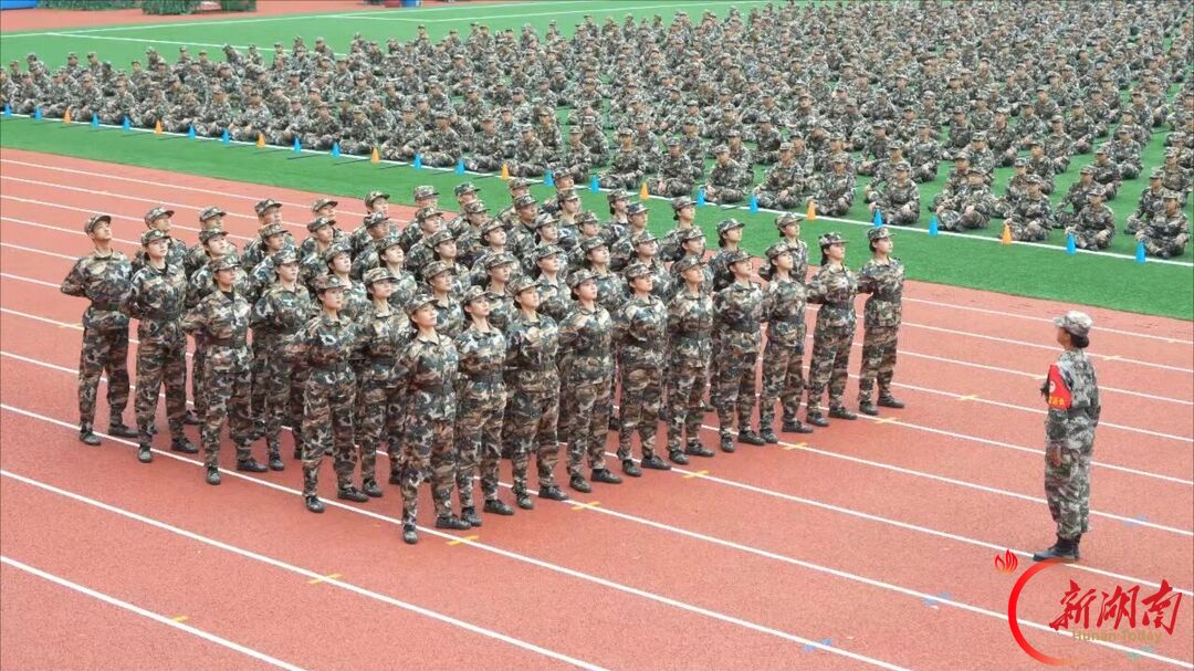 青春正步走丨吉首大学2026年学生军训成果展示暨总结表彰大会顺利举行