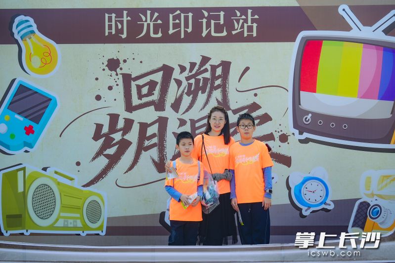 一家老小齐上阵，1500余人西湖畔享慢走时光
