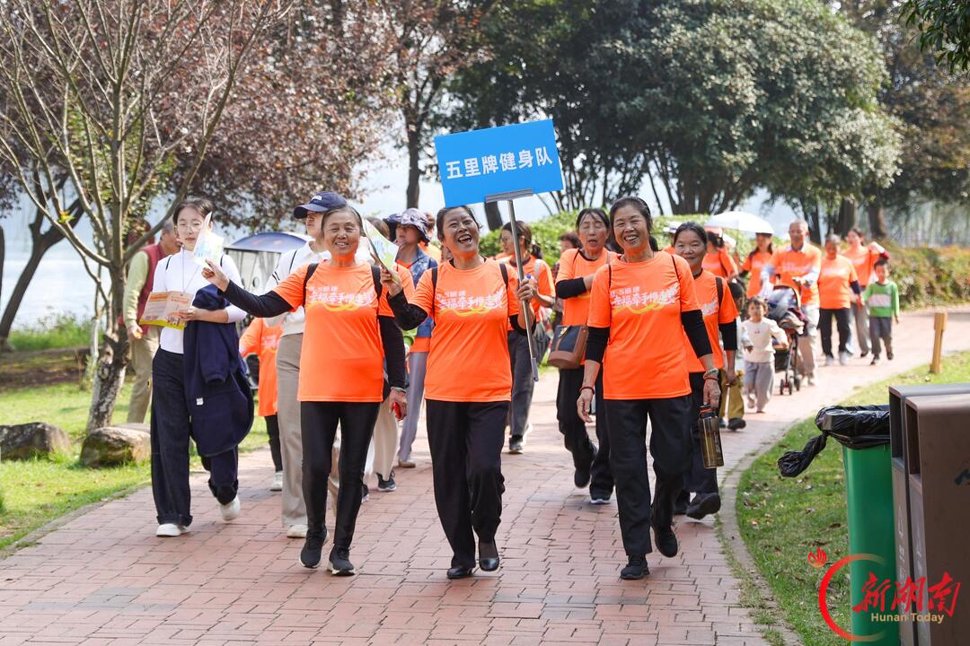 祖孙三代齐上阵！长沙1500名市民“0.5倍速”温情开走