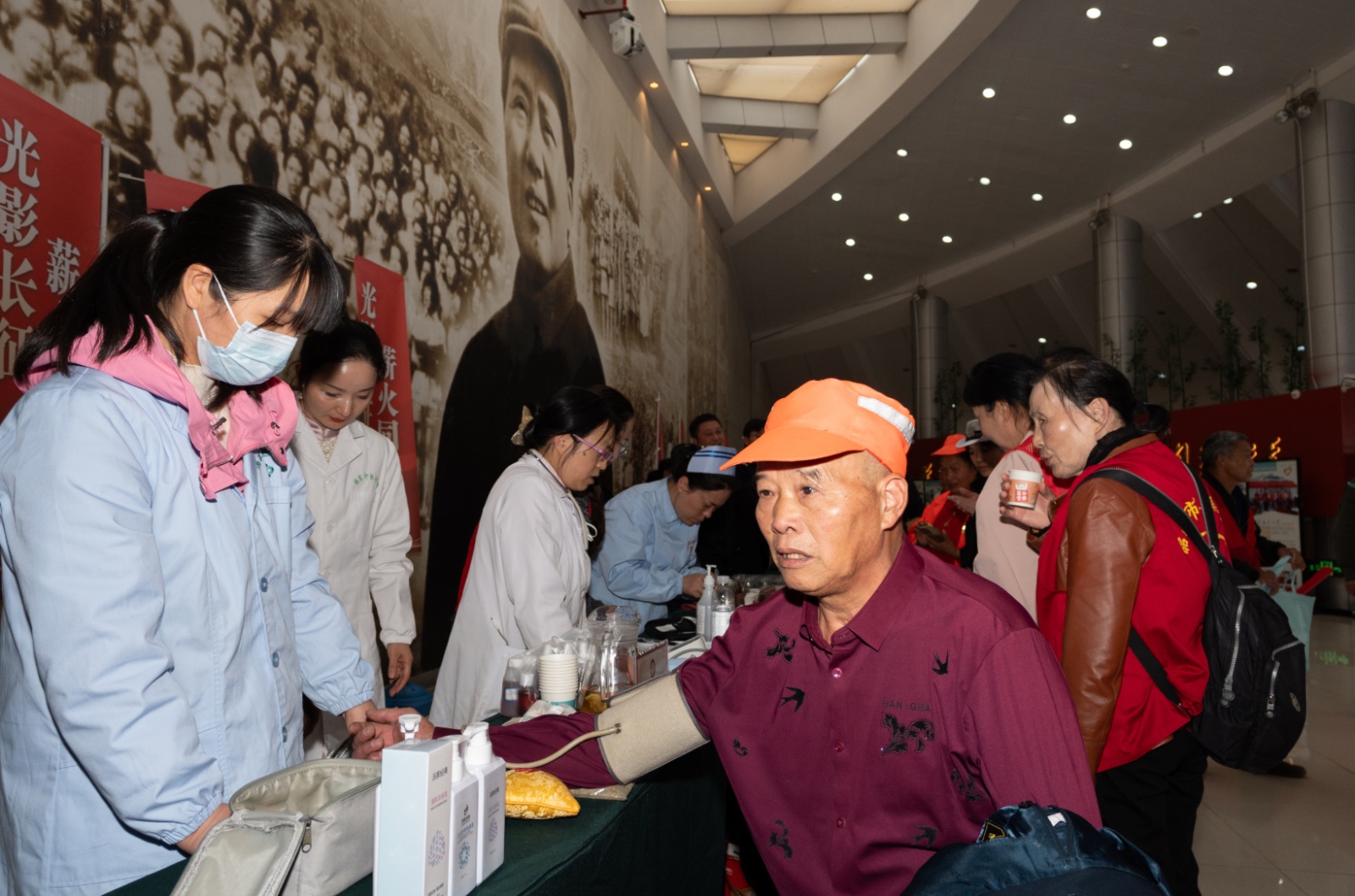 韶山市开展纪念中国工农红军长征胜利90周年光明影院公益放映活动