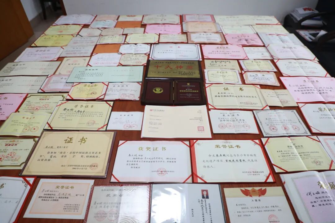 【文艺3040】一剪一世界,六代纸上春——记剪纸艺术家秦石蛟