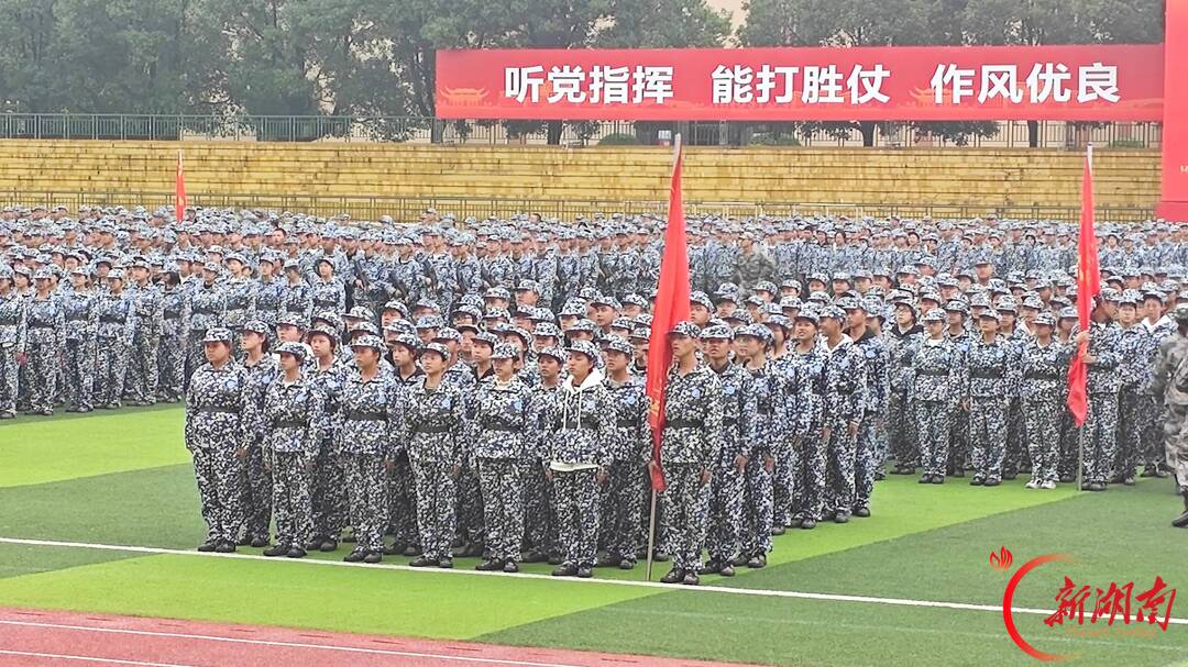 青春正步走｜匕首操方阵里的青春接力