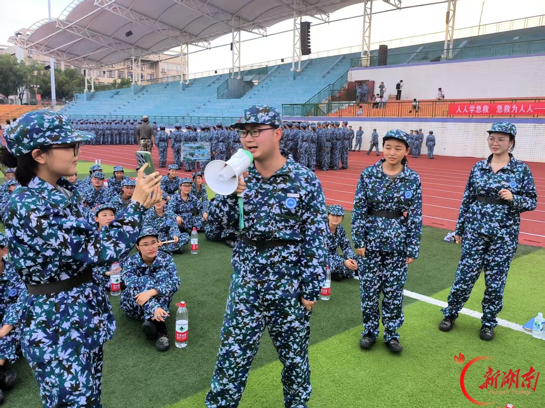 青春正步走丨歌声扬绿茵，少年启新程