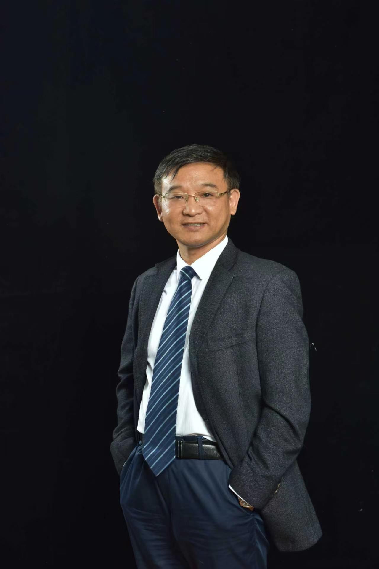 余卫明 湖南省商事调解协会会长、湖南省法学会社会法学研究会会长
