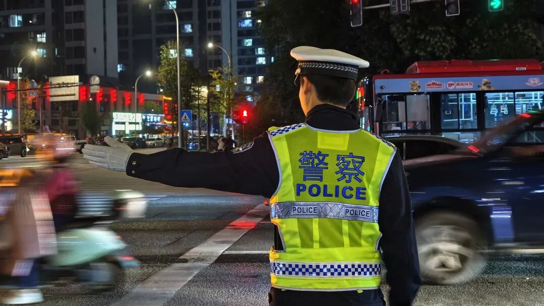 聚光灯外 守护在线——张家界公安交管“空地一体”护航省民族运动会闭幕