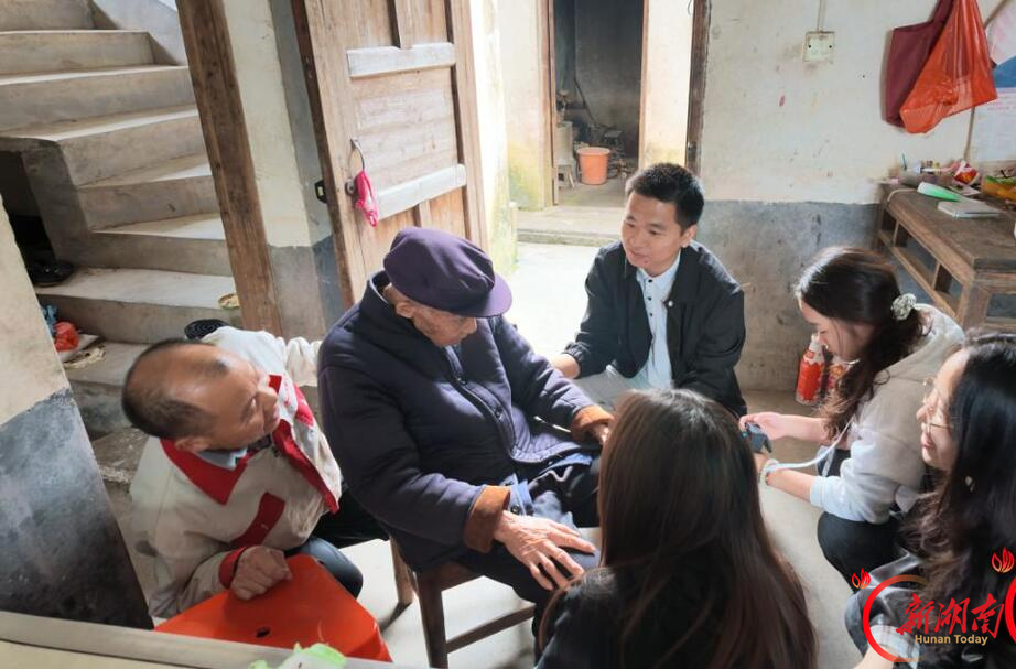 以青春赴白首,以镜头存峥嵘 衡东县选调生走访慰问抗美援朝老战士