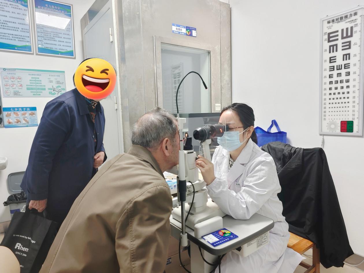 不排队、不跑远路:岳阳爱尔眼科把专家义诊送到居民家门口