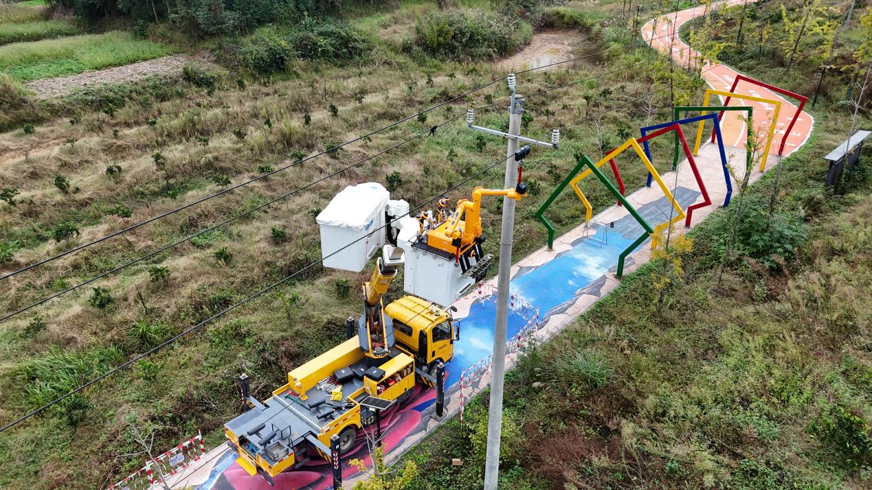 新宁:市县联动机器人智“械”带电作业首次实现山区保供全覆盖