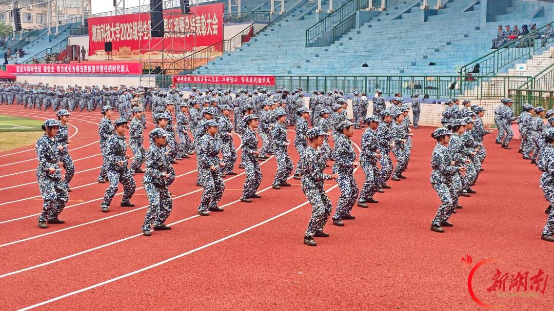 青春正步走｜匕首操方阵里的青春接力