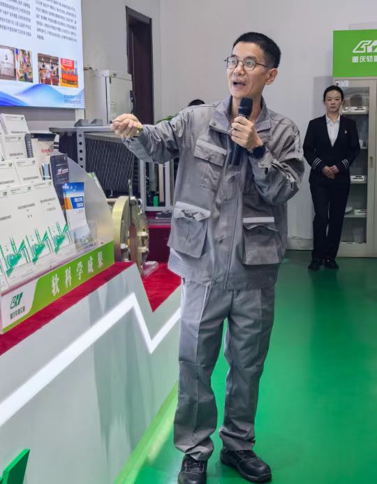 从“受制于人”到国产化率超95%:黄德勇国家级技能大师暨劳模工作室跑出单轨运维创新“加速度”