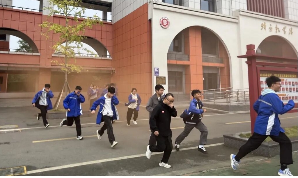 麻阳一中开展防踩踏暨消防应急疏散演练