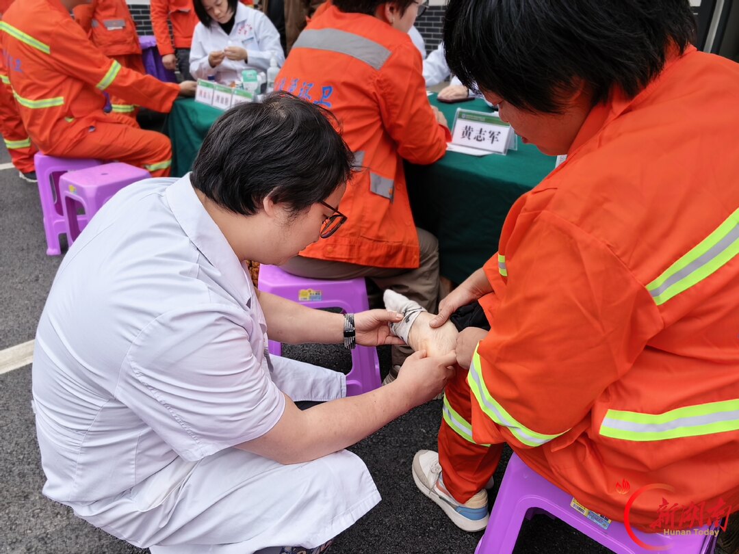武陵源区人民医院：关爱环卫工 义诊送上门