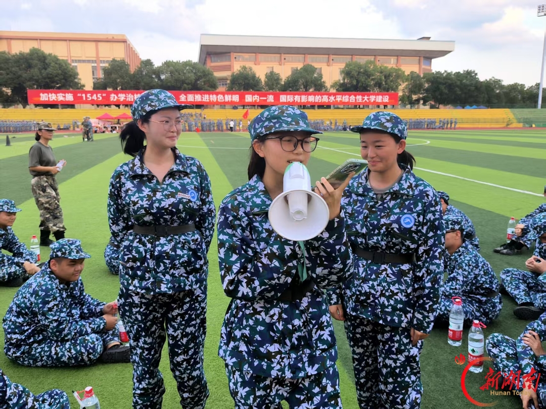 青春正步走丨歌声扬绿茵，少年启新程