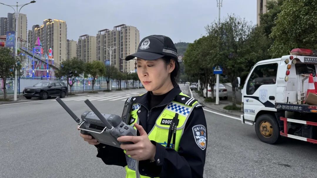 聚光灯外 守护在线——张家界公安交管“空地一体”护航省民族运动会闭幕