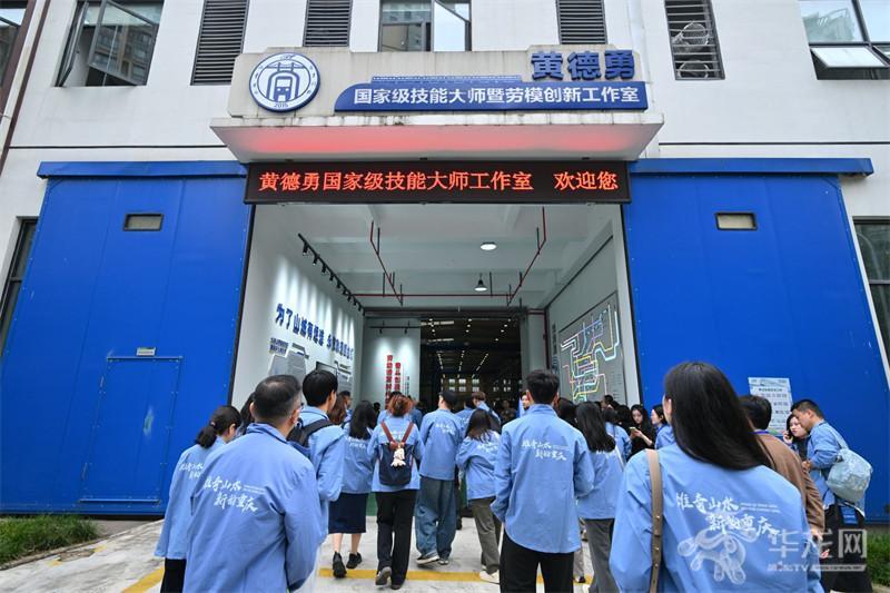 成本从2500万降至750万！记者团探秘重庆单轨国产化背后工匠力量