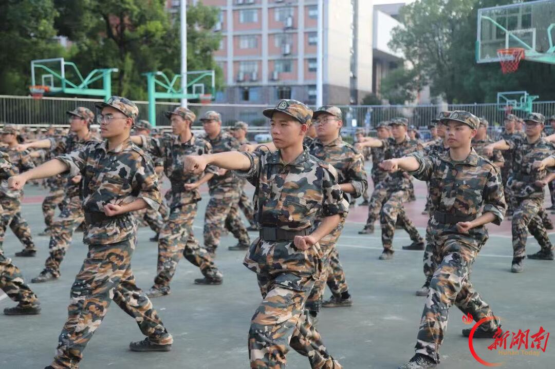 青春正步走丨迷彩青春燃热血,军训笃行筑初心