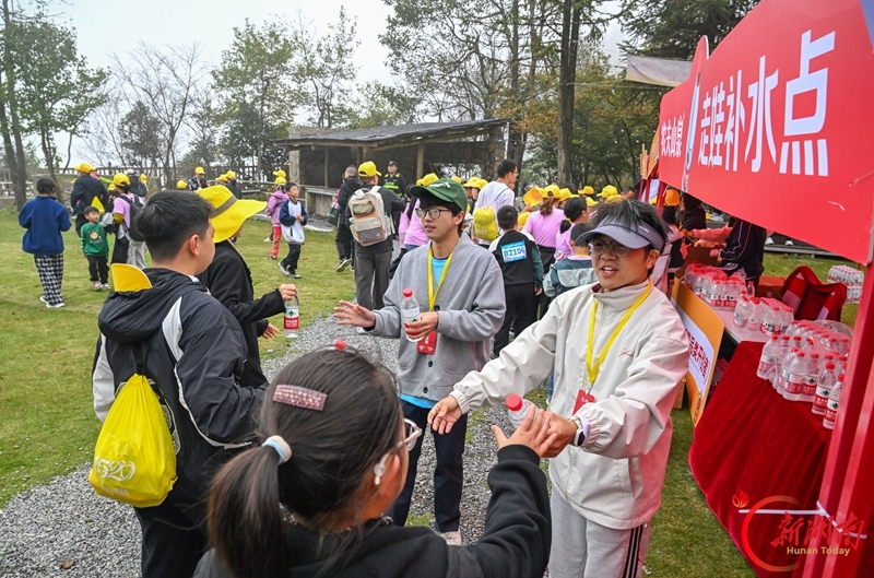 云端遛娃!3200余人徒步张家界七星山