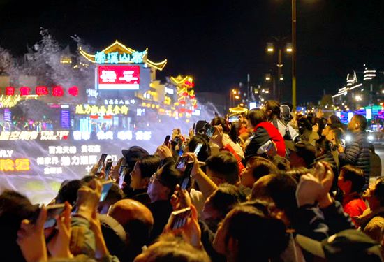 武陵源：千架无人机常态化展演，点亮夜游经济新引擎