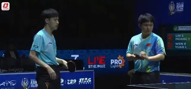中国国旗错放成日本国旗，国乒小将直接走下领奖台，亚锦赛组委会紧急切换屏幕撤去图片