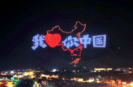 武陵源：千架无人机常态化展演，点亮夜游经济新引擎