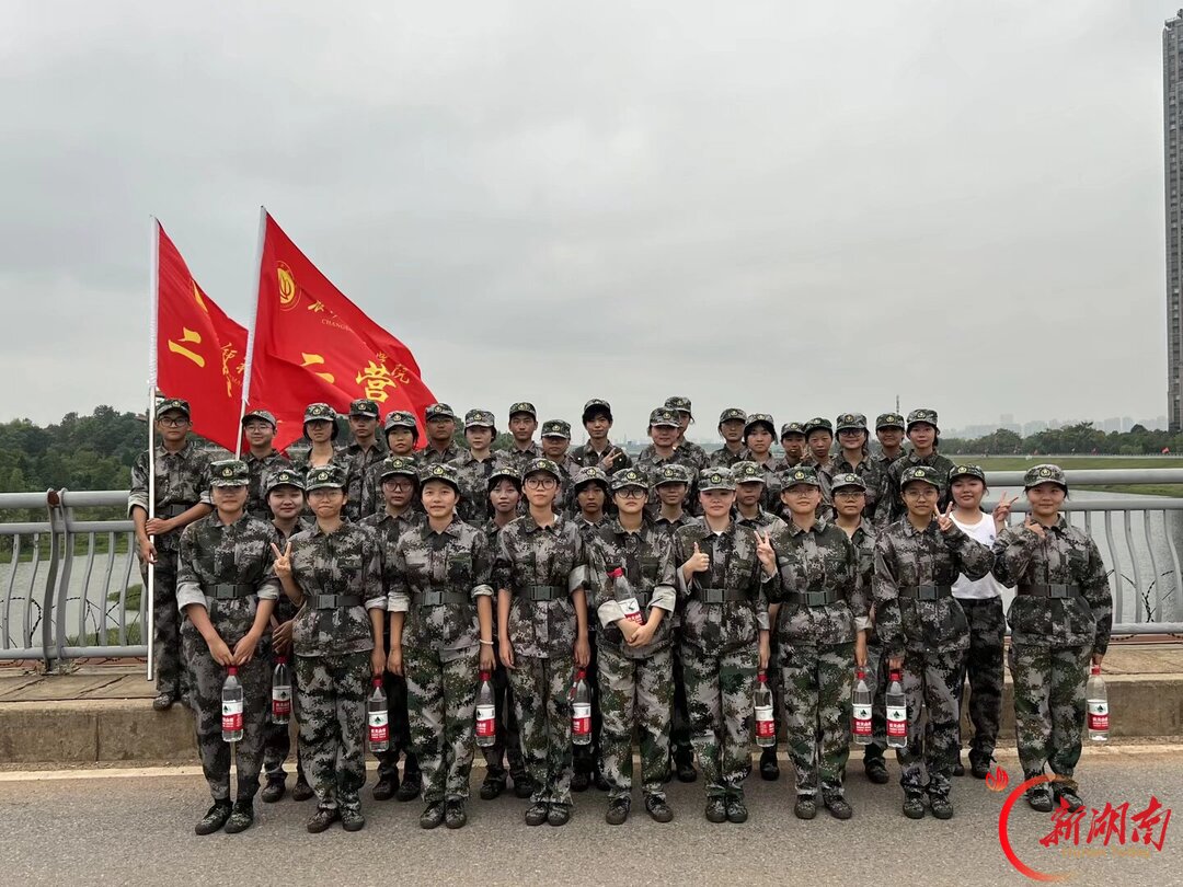 青春正步走丨同地同号！一场属于长师外院401班的迷彩接力