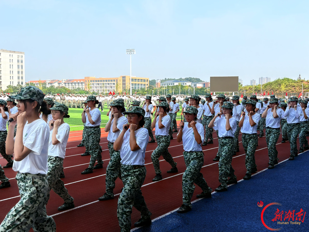青春正步走丨匕首砺锋芒，长师外院学子苦练匕首操，淬炼热血青春担当