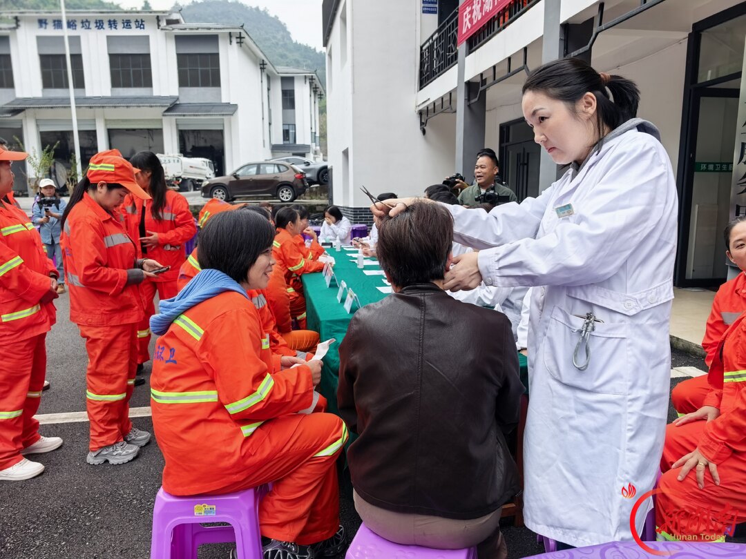 武陵源区人民医院：关爱环卫工 义诊送上门