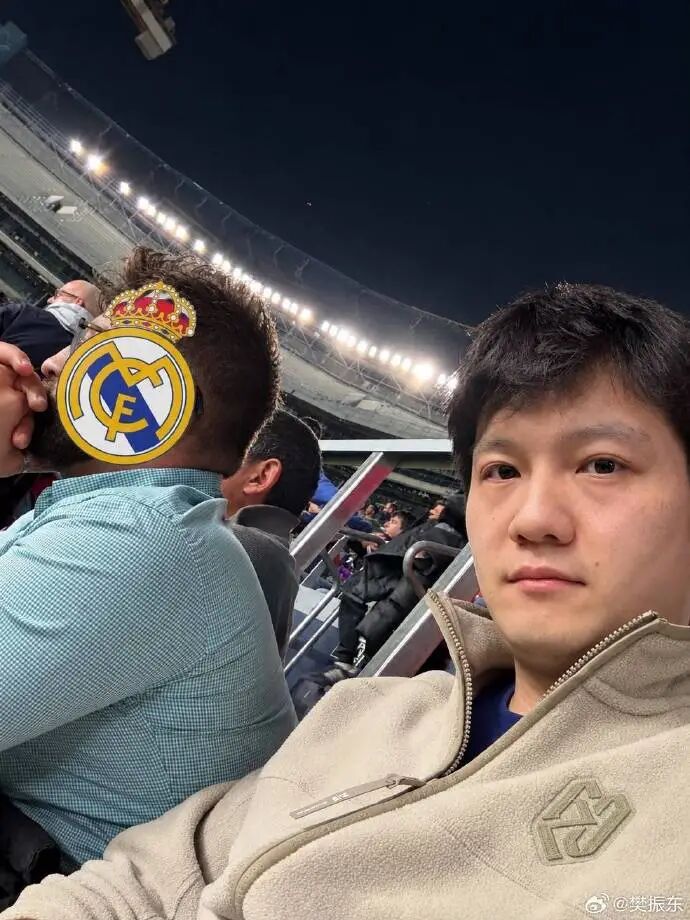 樊振东穿皇马球衣被拒入场，被狂热球迷投诉是卧底，发文直呼“荒诞”：无奈穿巴萨T恤入场，不敢为皇马呐喊，被安保3次检票问是否支持皇马