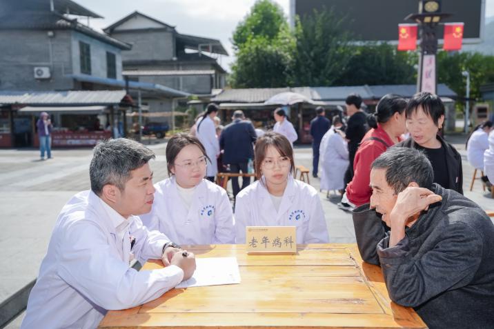 红色沙洲践初心 医路铸魂送安康——湘南学院附属医院赴沙洲开展“名医走基层健康湖湘行”暨“红色铸魂・医路初心”主题实践活动