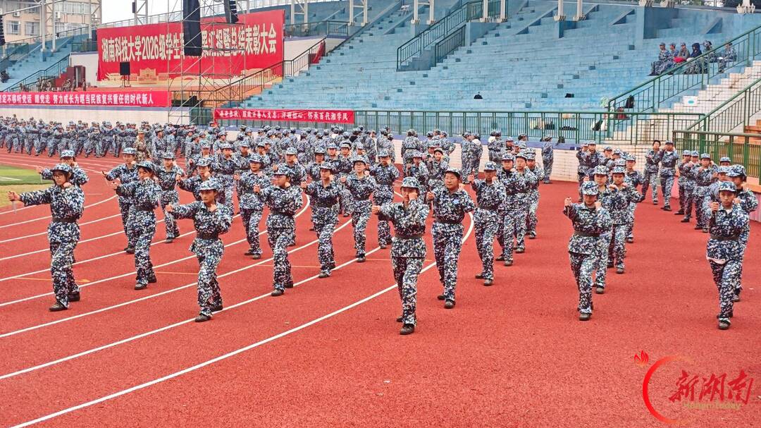青春正步走｜匕首操方阵里的青春接力