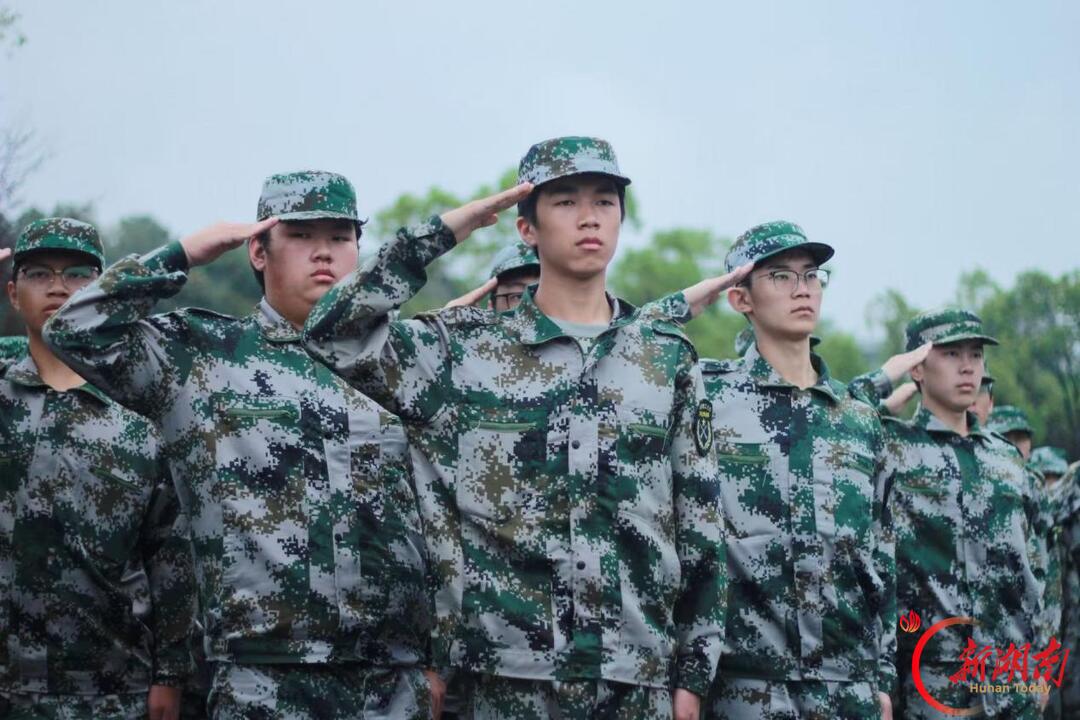 青春正步走丨骄阳砺青春，戎装启新程