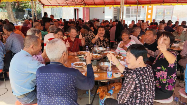 花鼓戏响,饭菜飘香,过鹿坪村这场敬老聚会满是烟火暖意