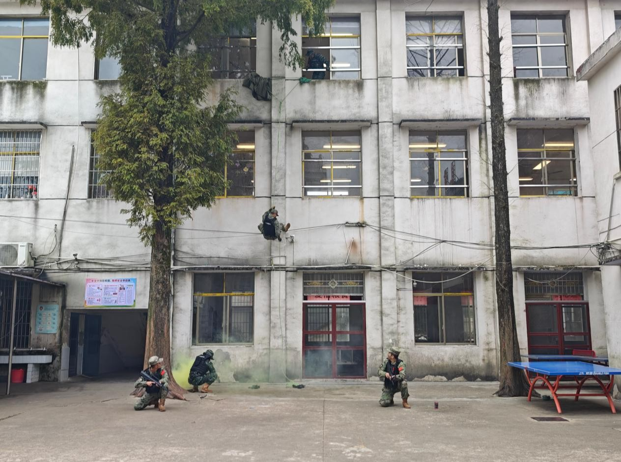 湘乡白田示范学校举行应急安全演练