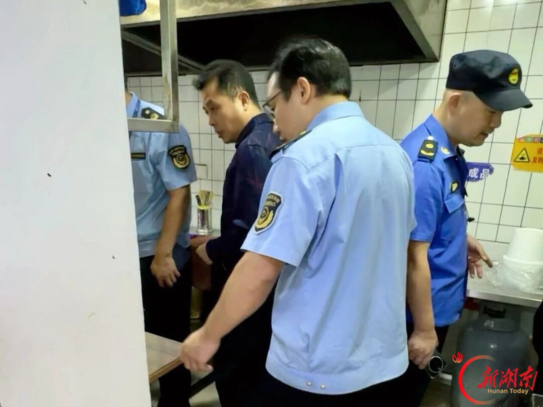 开福区开展五一商圈食品安全集中整治专项行动