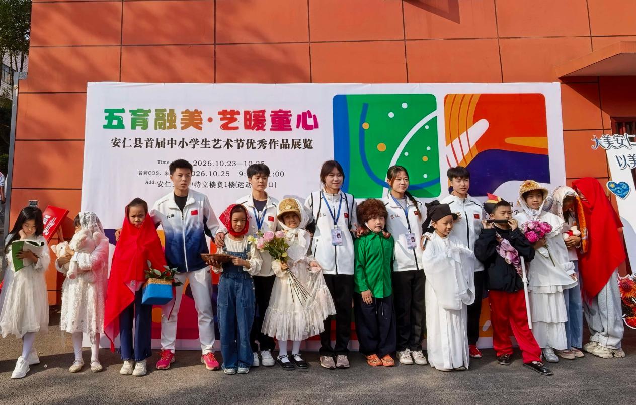 安仁县首届中小学艺术节优秀作品展开展